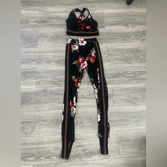 SOLD 📦flower print gym set with red green and black side stripes BUNDLE ONLY! - Picture 2 of 3